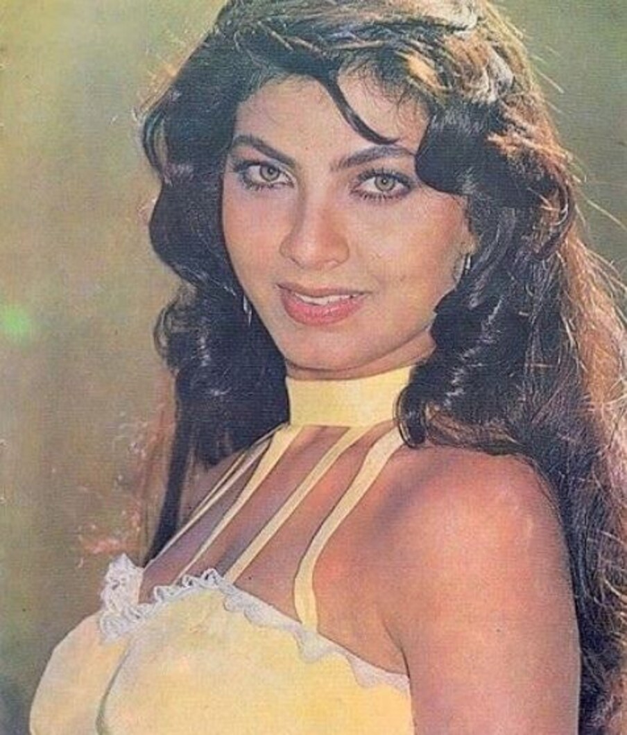अभिनेत्री किमी काटकर (Kimi Katkar) एकेकाळी सुपरहीट अभिनेत्री होती. खून का कर्ज हा तिचा चित्रपट ठरला होता. अमिताभ बच्चन यांच्यासोबत तिने 'जुम्मा चुम्मा दे दे' हे गाण विशेष लोकप्रिय ठरंल होतं. 