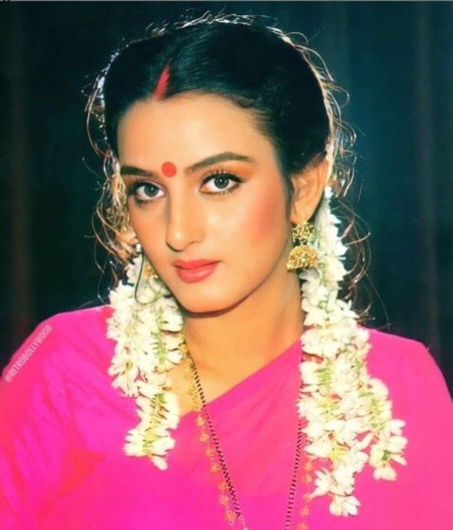 फराह नाझ (Farah Naaz) ही अभिनेत्री तब्बूची मोठी बहीण आहे. तिने 'नसीब अपना अपना', 'इमानदार', 'भाई हो तो ऐसा' यासारख्या अनेक चित्रपटांत काम केलं होतं.