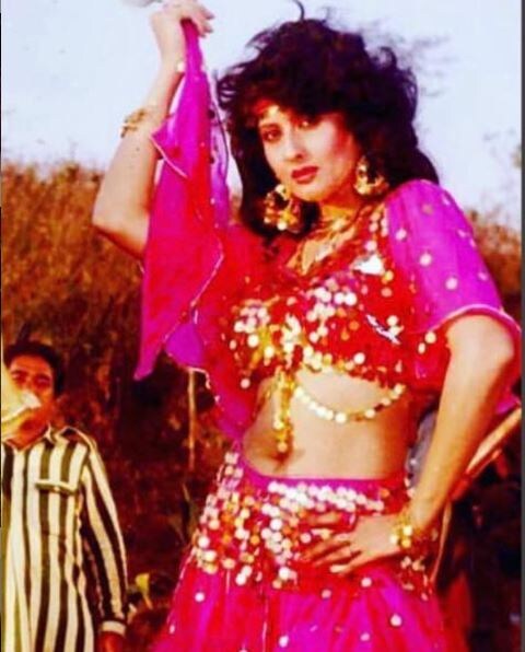 संगीता बिजलानी (Sangeeta Bijlani) चित्रपटसृष्टीत येण्यापूर्वी 1980 साली मिस इंडिया ठरली होती. तिने 'खून का कर्ज', 'हातिम', 'त्रिदेव' या चित्रपटांत काम केलं होतं. संगीता बिजलानी (Sangeeta Bijlani) चित्रपटसृष्टीत येण्यापूर्वी 1980 साली मिस इंडिया ठरली होती. तिने 'खून का कर्ज', 'हातिम', 'त्रिदेव' या चित्रपटांत काम केलं होतं.