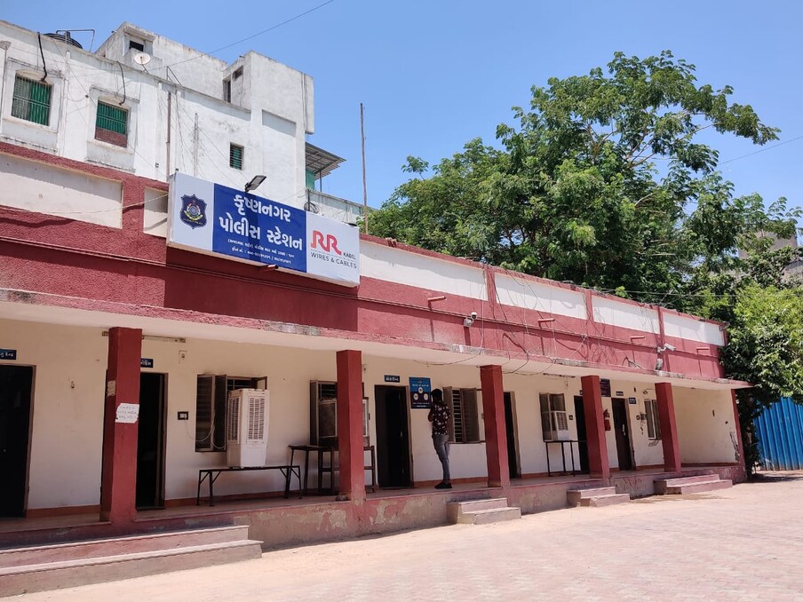 ट्रेनच्या प्रवासादरम्यान त्या एकमेकींशी बोलत नव्हत्या आणि अहमदाबाद आल्यानंतर रिक्षात एकत्र बसत होत्या. अहमदाबादमध्ये यापूर्वीही चार तरुणींनी दारूची तस्करी केल्याचं समोर आलं आहे. सध्या या चौघींविरोधात तपास सुरू करण्यात आला आहे.