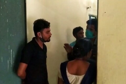 या शिक्षक आणि विद्यार्थीनीने (teacher student marriage) लग्न करून थेट पोलीस स्टेशन गाठले आणि पोलिसांकडे आपल्या सुरक्षेची मागणी केली. या घटनेची सध्या परिसरात जोरदार चर्चा सुरू आहे.