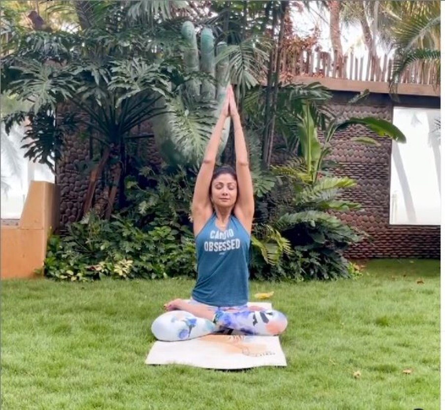 अभिनेत्री शिल्पा शेट्टी Fitness freak आहे. निरोगी राहण्यासाठी ती योगा करते. ती वारंवार तिच्या सोशल मीडियावर फिटनेस संबंधित पोस्ट आणि व्हिडिओ शेयर करत असते 