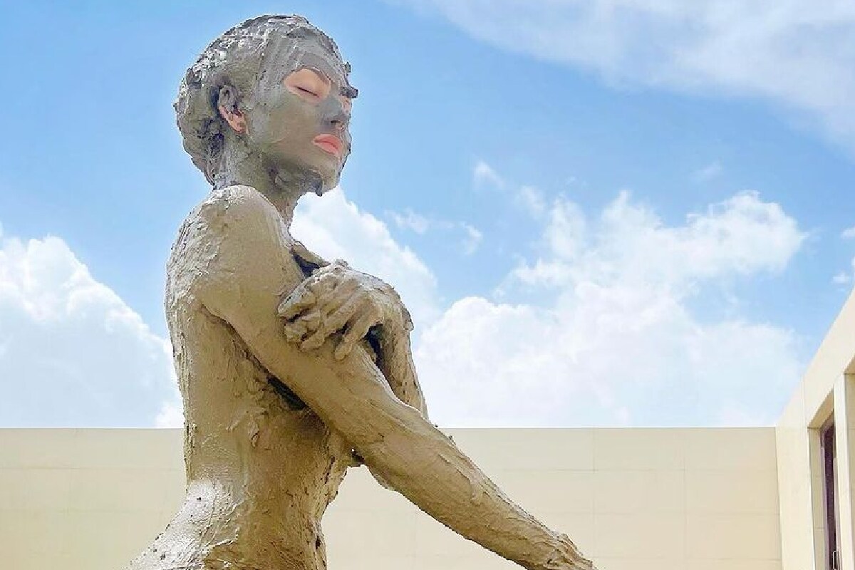 शरीरावर चिखल लावण्याला मड थेरपी म्हणतात.