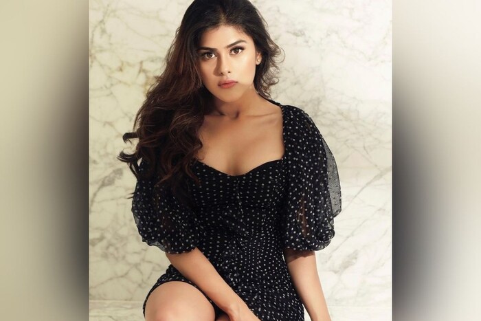 रिपोर्ट्स नुसार नायरा (Actress Naira) मुंबईत जुहू येथे एका फाइव स्टार हॉटेलमध्ये (Five Star Hotel) मित्रांसोबत बर्थडे पार्टी करत होती. तिला पार्टीची अनुमतीदेखील मिळाली नव्हती, असं समोर आलं आहे.