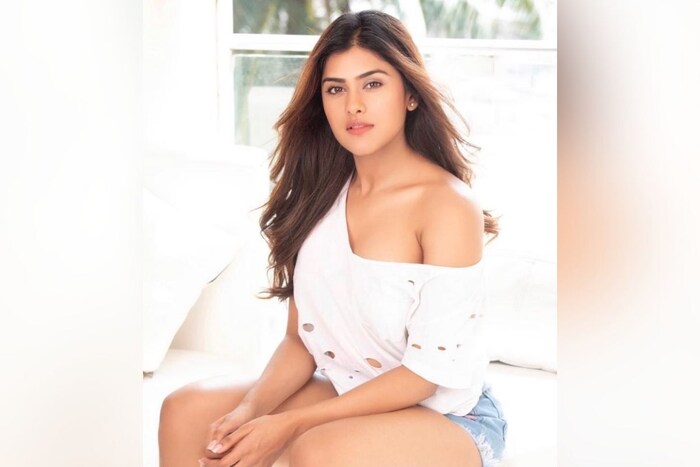 सूत्रांच्या माहितीनुसार, पार्टीत गोव्याहून आलेले नायराचे काही मित्रही होते. ते ही आता पोलिसांच्या ताब्यात आहेत.