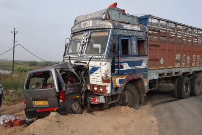 आनंद: गुजरातमधील आनंद जिल्ह्यात तारापूरजवळ एका ट्रकनं इको कारला भीषण धडक दिली आहे. या अपघातात नऊ जणांचा जागीच मृत्यू झाला आहे. यामध्ये दोन मुलांचाही समावेश आहे. सर्व मृतक एकाच परिवारातील असून ते इको कारने भावनगरवरून सुरतकडे जात असल्याची माहिती मिळाली आहे. मृत नऊ जणांमध्ये पाच पुरुष, दोन महिला आणि दोन मुलांचा समावेश आहे. मृत कुटुंब भावनगर येथील रहिवासी असल्याची माहिती मिळाली आहे. 
