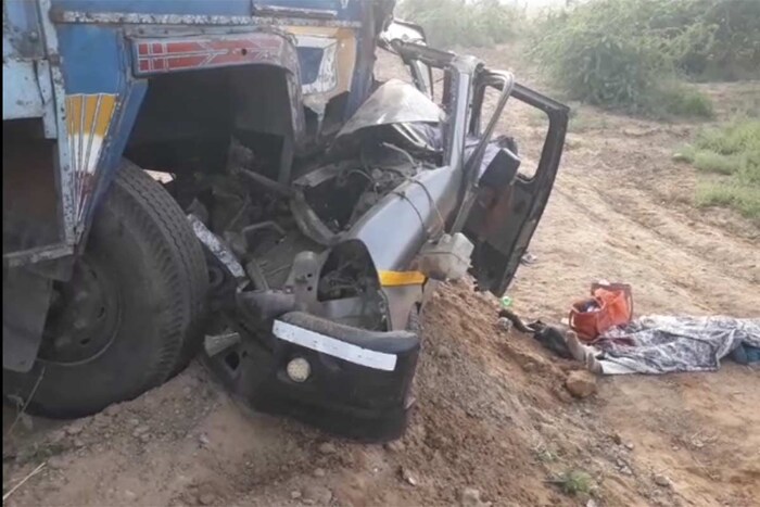 तर अपघातग्रस्त इको कार तारापूरवरून वटमनकडे जात होती. या अपघातात कारमधील सर्व प्रवासी ठार झाले. ही टक्कर इतकी भीषण होती की इको कारचा पूर्णपणे चुराडा झाला आहे. 