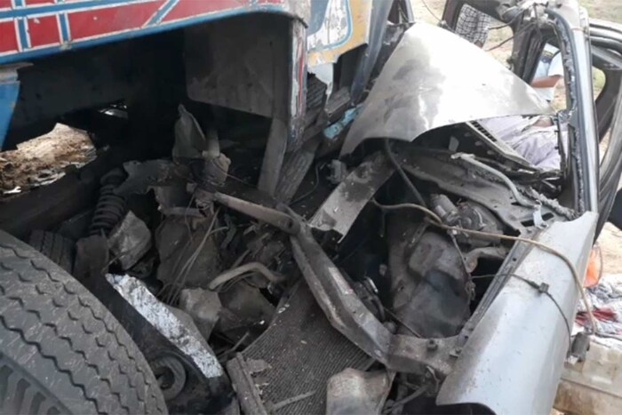 मिळालेल्या माहितीनुसार, तारापूरजवळील इंद्रनाज गावाजवळ हा अपघात झाला आहे. समोरून सुसाट वेगानं येणाऱ्या ट्रकनं इको कारला धडक दिली. हा अपघात इतका गंभीर होता की नऊ जणांचा जागीच मृत्यू झाला आहे. तारापूर चौकापासून सहा किलोमीटर अंतरावर ही घटना घडली. हा ट्रक सुरतकडून मोरबीकडे जात होता.