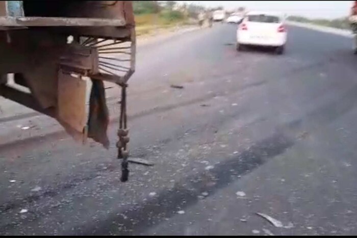 ट्रक आणि कारची समोरासमोर धडक झाली आहे.