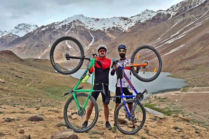 हिमाचल प्रदेशच्या उना जिल्ह्याचे माजीपट्टीचे ट्रेकर किंवा सायकलिस्ट नव्हे तर एका IAS अधिकाऱ्याने हिमालयन सायकलिंग टूर पूर्ण केली आहे. स्पिती व्हॅलीतला चंद्रताल लेकपर्यंतचा 250 किमी प्रवास त्यांनी 4 दिवसात पूर्ण केला. डीसी आणि सध्या HRTCचे MD, IAS अधिकारी संदीप कुमार आणि छायाचित्रकार जसप्रीत पाल हे पेशाने मंडी जिल्ह्यातील थुनाग ते चंद्रतालकडे सायकलवरून प्रवास करीत होते.