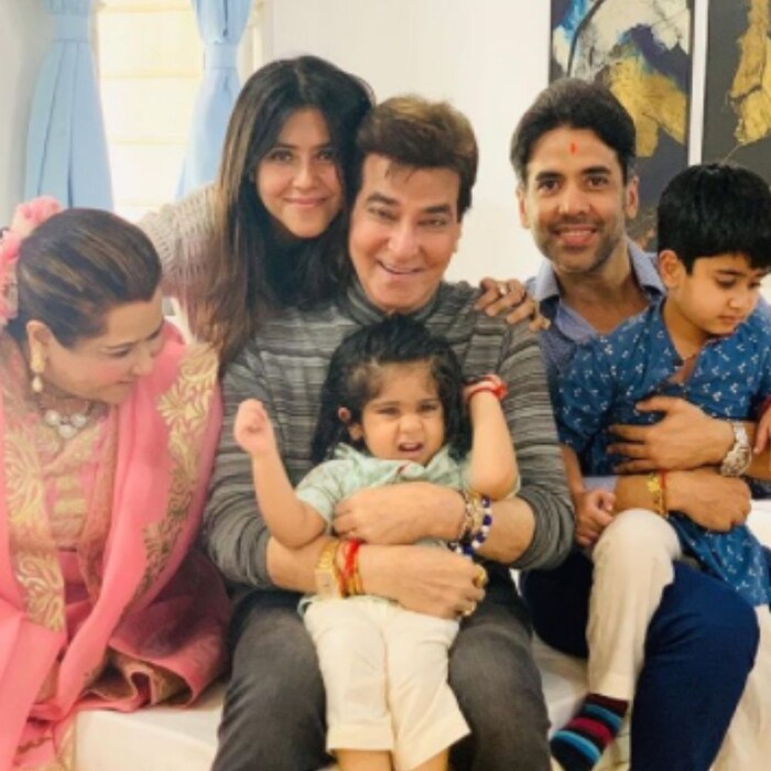 तुषार कपूर आणि बहीण एकता कपूर हे भारतीय सिनेसृष्टीतील मोठी नावं आहेत. पण दोघांनीही विवाह न करता सरोगेसी पद्धतीने मुलांना जन्म दिला आहे. तर आपल्या कुटुंबासोबत ते फारचं खूश आहेत.