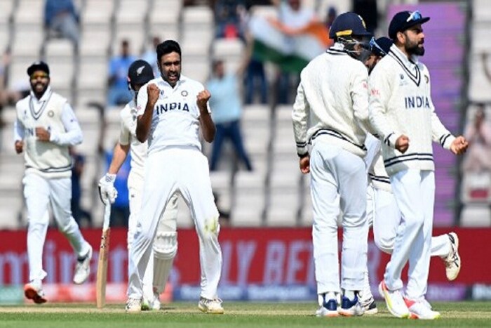 वर्ल्ड टेस्ट चॅम्पियनशीपच्या फायनलमध्ये (World Test Championship Final) टीम इंडियाचा न्यूझीलंडने (India vs New Zealand) धक्कादायक पराभव केला, असं असलं तरी भारताचा ऑफ स्पिनर आर.अश्विन (R Ashwin) याने या स्पर्धेत इतिहास घडवला आहे. दोन वर्ष चाललेल्या या स्पर्धेत अश्विन हा सर्वाधिक विकेट घेणारा खेळाडू ठरला आहे. 