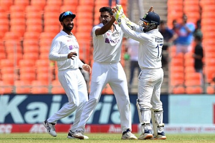 अश्विनने फक्त 26 इनिंगमध्येच 71 विकेट आपल्या नावावर केल्या, तर कमिन्सला 70 विकेट घ्यायला 28 इनिंग लागल्या. 