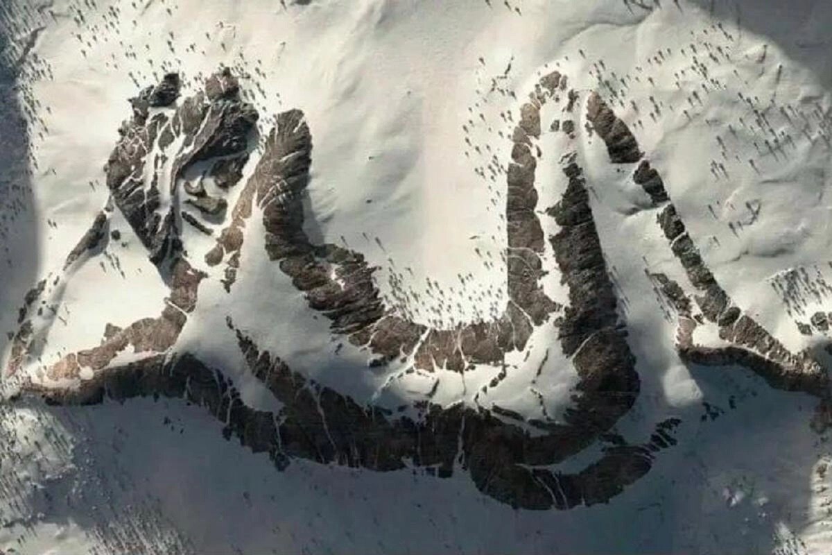 सोशल मीडियावर सध्या एक सुंदर फोटो व्हायरल होत आहे. त्यात बर्फच्छादित खोऱ्याच्या मध्यभागी झोपी गेलेल्या स्त्रीसारखी एक आकृती दिसते. या आकृतीला 'द स्लीपिंग लेडी' असं नाव दिलं आहे.