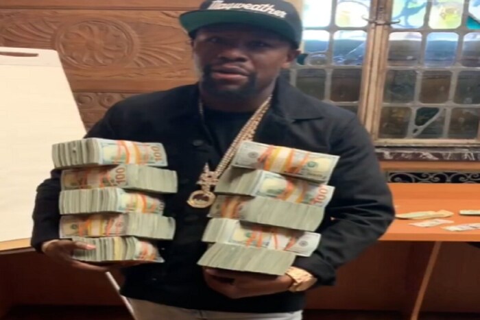 अमेरिकेचा महान प्रोफेशनल बॉक्सर फ्लॉयड मेवेदर (Floyd Mayweather) याने खुलासा केला आहे की, त्याने मागच्या महिन्यात युट्यूबर लॉगन पॉलसोबत झालेल्या फाईटमधून 100 मिलियन डॉलरची कमाई केली आहे. म्हणजेच त्याने एकाच सामन्यातून तब्बल 742 कोटी रुपये कमावले. 