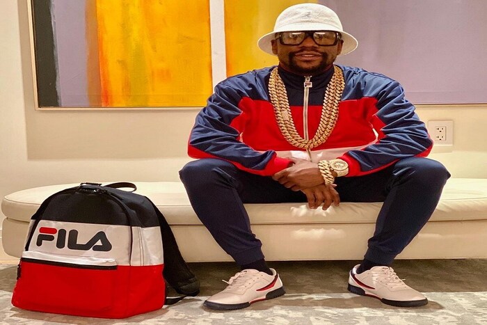 मेवेदर आणि लॉगनमध्ये झालेली ही फाईट नकली होती. स्वत: अमेरिकन बॉक्सर मेवेदरने याबाबतचा खुलासा केला आहे. मेवेदरचा एक व्हिडिओ सोशल मीडियावर शेयर केला आहे. या व्हिडिओमध्ये त्याने आपण नकली मॅच खेळून 100 मिलियन डॉलर कमावल्याचे सांगतिलं. 