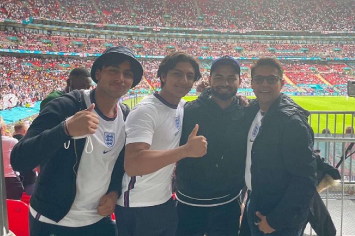 लंडन, 30 जून : भारत विरुद्ध इंग्लंड (India vs England) यांच्यातील टेस्ट सीरिज 4 ऑगस्टपासून सुरु होणार आहे. या सीरिजपूर्वी भारतीय क्रिकेटपटू परिवार आणि मित्रांसोबत लंडन आणि जवळपासची शहरांमध्ये सुट्टीचा आनंद घेत आहेत. इंग्लंडमध्ये कोरोनाचा धोका अजून संपलेला नाही, तरीही विकेटकिपर-बॅट्समन ऋषभ पंत (Rishabh Pant) फुटबॉल मॅच पाहण्यासाठी प्रेक्षकांनी गच्च भरलेल्या मैदानात गेला. (फोटो : Rishabh Pant instagram)