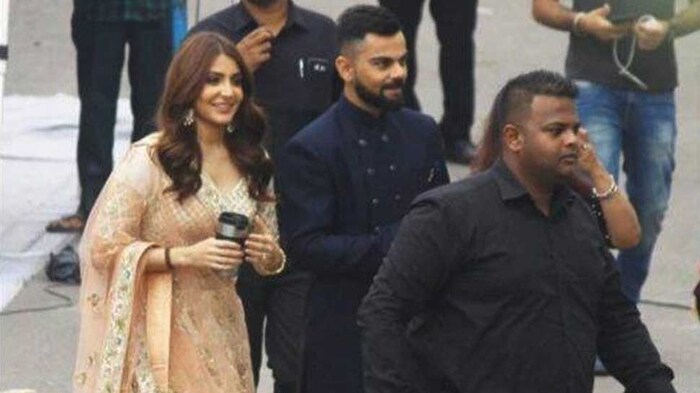 अनुष्का शर्माच्या या बॉडीगार्डचं नाव सोनू आहे तर खरं नाव प्रकाश सिंग आहे. तो नेहमी अनुष्कासोबतच असतो.