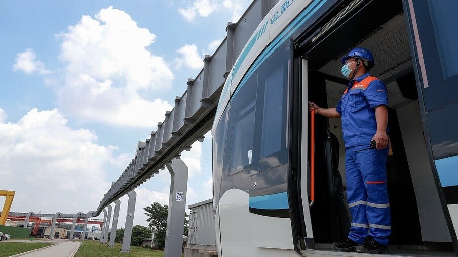  नवीन स्काय ट्रेनची चाचणी चीनमधील चेंगदू या मोनो रेल ट्रॅकवर करण्यात आली आहे. या दरम्यान या ट्रेनने 80 किलोमीटरचा वेग पकडला होता. ही ट्रेन पूर्णपणे बॅटरीवर ऑपरेट होते.