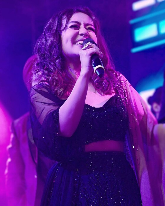 नेहा लहाणपणापासून जागरणांमध्ये भजन गायची तिच्या भावा बहिणींसोबत तिने अनेक रात्री अशाच गात काढल्या होत्या. असही तिने काही मुलाखतींत सांगितलं होतं.