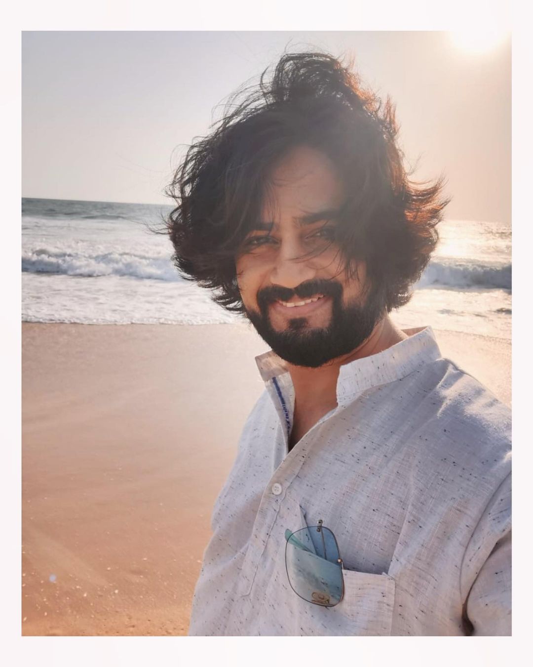 शशांक छोट्या पडद्याचा लोकप्रिय अभिनेता आहे. 'होणार सून मी या घरची', 'हे मन बावरे' अशा सुपरहीट मालिकांनंतर तो आता 'पाहिले न मी तुला' या मालिकेतून पहिल्यांदाच खलनायकाची भूमिका साकारत आहे. शशांक छोट्या पडद्याचा लोकप्रिय अभिनेता आहे. 'होणार सून मी या घरची', 'हे मन बावरे' अशा सुपरहीट मालिकांनंतर तो आता 'पाहिले न मी तुला' या मालिकेतून पहिल्यांदाच खलनायकाची भूमिका साकारत आहे.