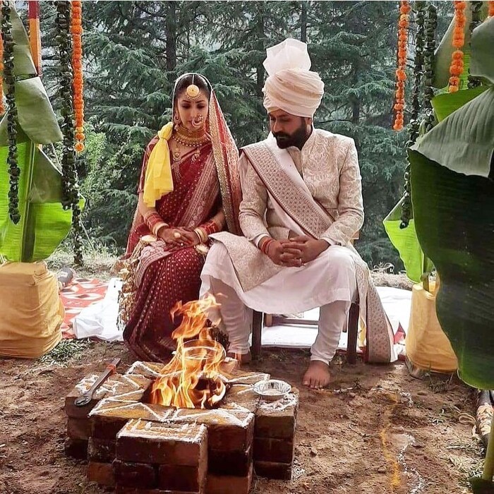 कोरोनाचे नियम पाळत यामी आणि आदित्यने अगदी साध्या पद्धतीने लग्न केलं. 