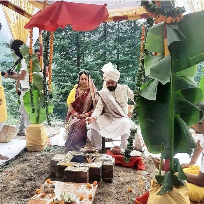 लग्नासाठी केवळ 18 पाहूणे उपस्थित होते. ज्यातील वर पक्षातील फक्त 5 लोक आले होते.