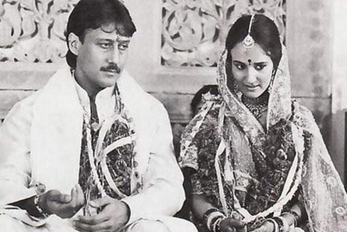 अनेक वर्षे त्यांनी एकमेकांची मैत्री जपली. व काही वर्षांनतर त्यांनी एकमेकांवरचं व्यक्त केलं. आयशाच्या २७ व्या वाढदिवशी त्यांनी लग्नगाठ बांधली होती. त्यानंतर ती जॅकीसोबत चाळीत येऊन राहू लागली. 