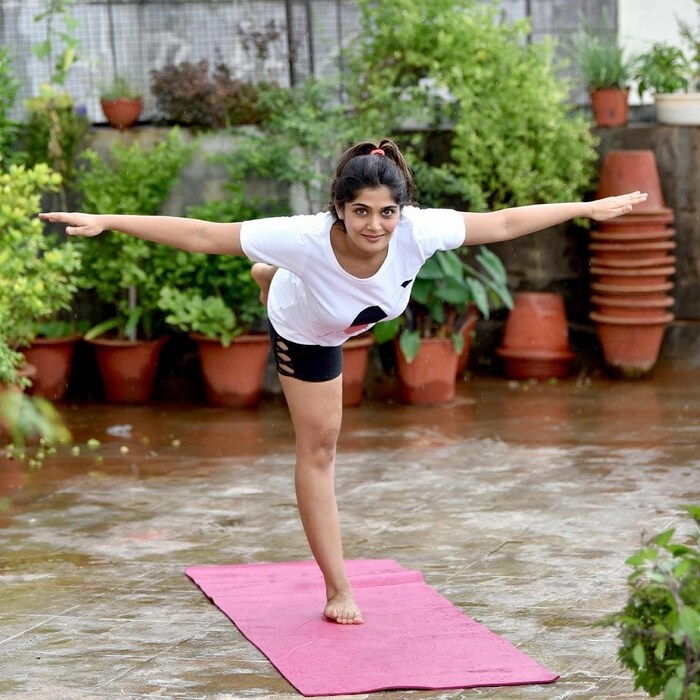 ईशा नियमित योगा करताना दिसून येते. 