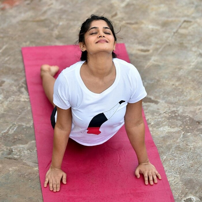 अभिनेत्री ईशा केसरकर हीसुद्धा आपलं सौंदर्य आणि फिटनेससाठी योगाला प्राधान्य देत आहे. 