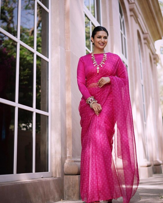 गुलाबी रंगाची साडी आणि लाॅंग स्लिव्ह ब्लाऊज यामध्ये दिव्यांका अगदी खुलून दिसत आहे.