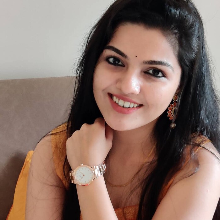 'कितीदा नव्याने', 'टिपूर चांदणे', 'गर्जती सह्याद्रीचे कडे' अशी अनेक सुपरहीट गाणी आर्याने गायली आहेत.