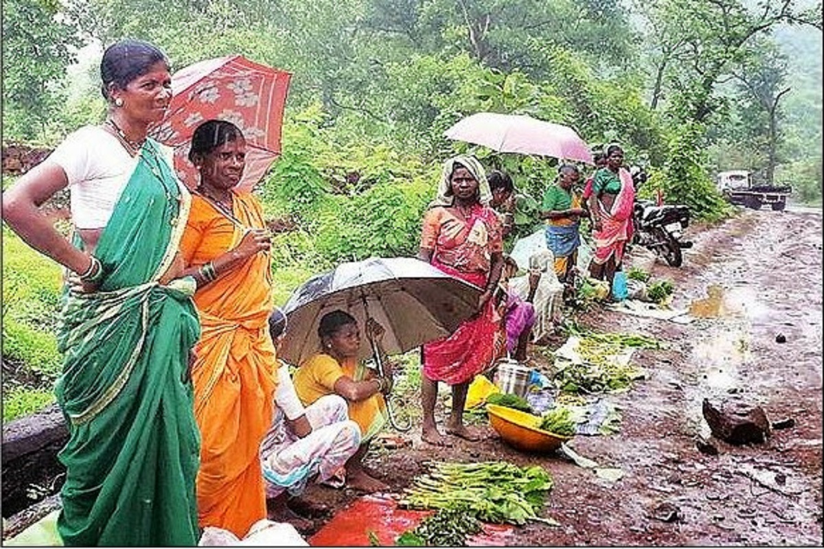 पावसाला सुरुवात झाली की रानात माळावर रानभाज्या उगवायला सुरुवात होते. आदिवासी महिला भर पावसात या भाज्या घेऊन बाजारात येतात. पण, आपल्याला या भाज्यांची ओळख नसल्याने त्या कशा करायच्या आणि खायच्या हेच माहिती नसतं.