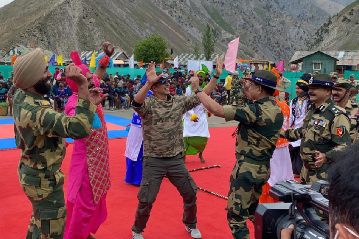 बॉलिवूडचा मिस्टर खिलाडी अक्षय कुमार सध्या काश्मीरमध्ये पोहोचला आहे.