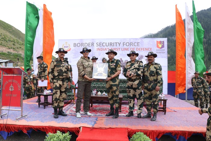 ही क्षणचित्र BSF च्या अधिकृत ट्विटर हँडलवरुन शेअर करण्यात आली आहे. दरम्यान या मदतीसाठी अक्षयच्या चाहत्यांनी सोशल मीडियाद्वारे त्याच्यावर कौतुकाचा वर्षाव केला आहे.