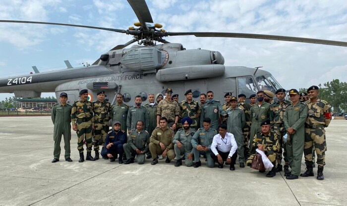 या भेटीदरम्यान अक्षयनं काश्मीरमधील बांदीपोरा जिल्ह्यातील नीरू गावात शाळा बांधण्यासाठी एक कोटी रुपयांची देणगीही दिली आहे.