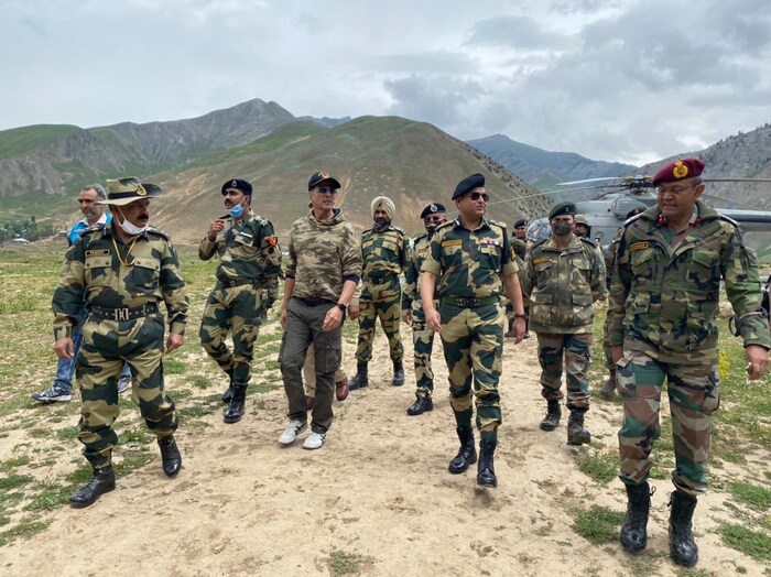 गावाला भेट दिल्यानंतर त्यानं तेथील शाळेचं निरिक्षण केलं. ही शाळा अत्यंत वाईट स्थितीत होती.