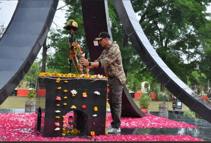 त्यामुळं शिकणाऱ्या मुलांना प्रचंड हालअपेष्टा सहन कराव्या लागतात. त्यामुळं शाळेची पुर्नबांधणी करण्यासाठी त्यानं एक कोटी रुपयांची देणगी दिली. 