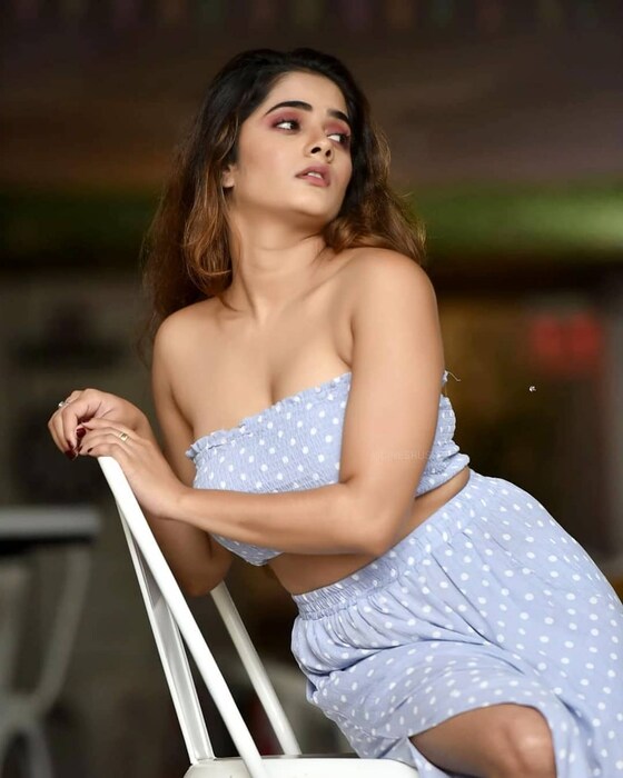 चित्रपटांसोबतच ती सोशल मीडियावर देखील प्रचंड सक्रिय असते. अलिकडेच तिनं आपल्या चाहत्यांशी गप्पा मारण्यासाठी आस्क मी एनिथिंग्स हे लाईव्ह सेशन केलं होतं.