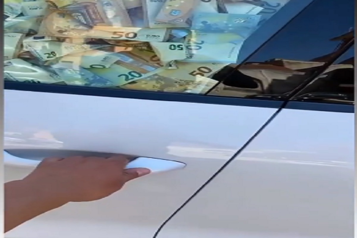 ना कोणतं कार्ड, ना पिन; फक्त दरवाजा उघडताच ATM सारखे धडाधड पैसे देते ही कार; विश्वास बसत नाही तर VIDEO पाहा