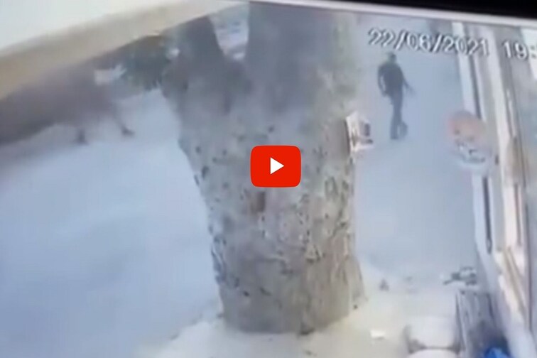 घराजवळच CID निरीक्षकाची दहशतवाद्यांकडून हत्या, गोळीबाराचा LIVE VIDEO समोर