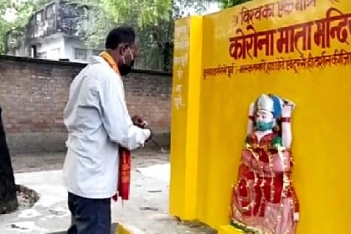 गजब ! चक्क बांधलं कोरोना देवीचं मंदिर, मूर्ती स्थापन करुन केली पूजा