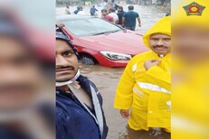 वाहनात 4 फूट पाण्यात अडकून पडलेल्या तिघांची सुटका; मुंबई पोलिसांचे कार्य