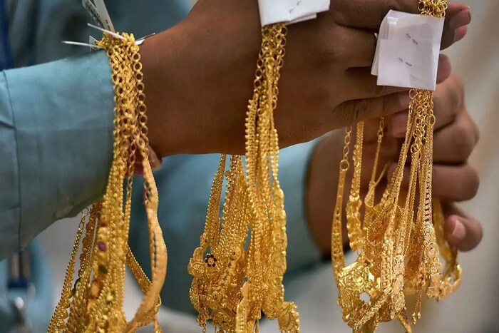 योग्य वजन आणि कॅरेट तपासा-दागिन्यांची विक्री करण्याआधी त्याचे वजन आणि कॅरेट (weight and purity of gold) योग्य पद्धतीने तपासणे आवश्यक आहे. अशावेळी दागिन्यांची पावती जर तुमच्याकडे असेल तर ते फायद्याचे ठरेल. जर तुमच्याकडे पावती नसेल किंवा पावतीवर या बाबींचा उल्लेख नसेल तर या बाबी माहित करुन घेणं गरजेचं आहे. तुम्ही कॅरेट तपासणाऱ्या ज्वेलर्सकडे यासंदर्भात संपर्क करू शकता. खात्री पटवून घेण्यासाठी दोन किंवा त्यापेक्षा अधिक सराफांकडे याबाबत चौकशी करा