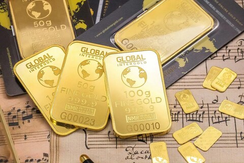 Gold Price Today: तुम्ही सोनेखरेदी करण्याचा विचार करत असाल तर तुमच्यासाठी चांगली संधी आहे. कारण रेकॉर्ड स्तरापेक्षा सोन्याचे दर 8000 रुपयांनी स्वस्त आहेत. 
