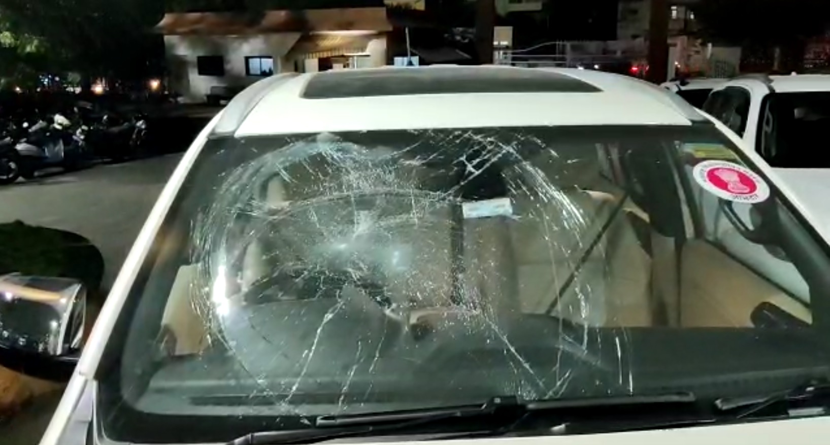 गोपीचंद पडळकरांचे कार्यकर्ते आक्रमक, पोलीस आयुक्तालयाबाहेर कार्यकर्त्यांचं ठिय्या आंदोलन