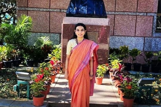 नेहा भोसले UPSC परीक्षेत राज्यातून पहिल्या आल्या आहेत. 