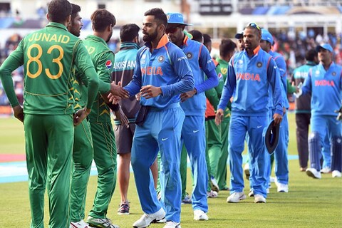 2017 सालच्या चॅम्पियन्स ट्रॉफी फायलनमध्ये (Champions Trophy Final)  पाकिस्तानने भारताचा (India vs Pakistan) पराभव केला. या सामन्यात फास्ट बॉलर हसन अलीने (Hasan Ali) पाकिस्तानच्या विजयात मोलाची भूमिका बजावली.
