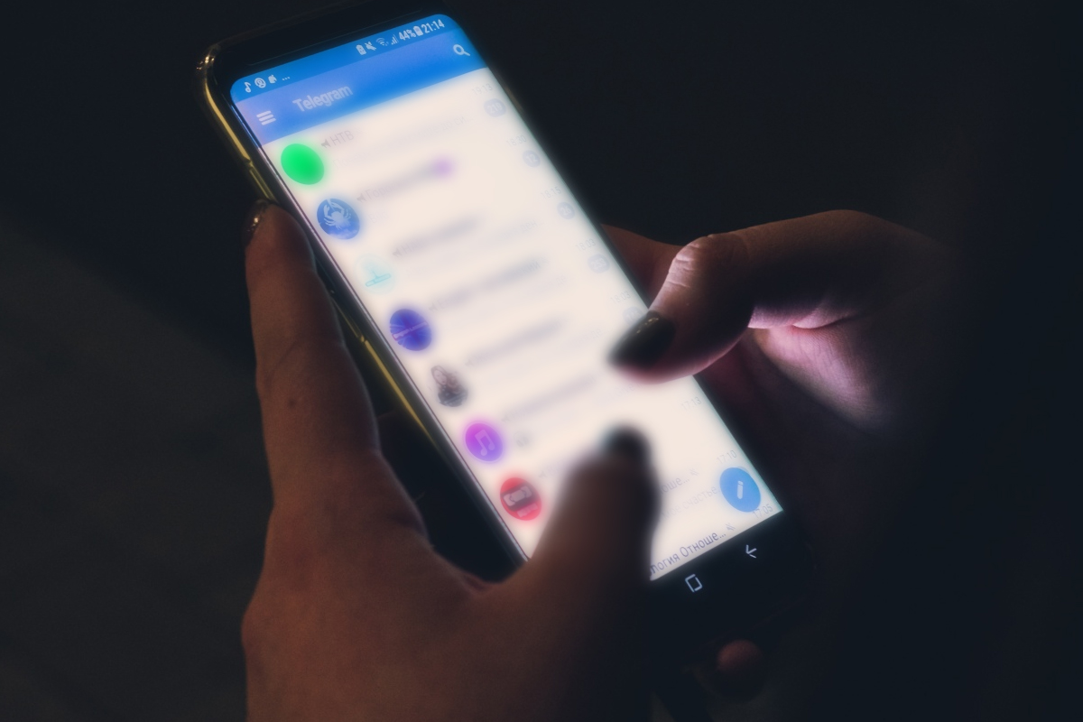 पतीच्या दीर्घायुष्यासाठी केला उपवास, पण सेल्फी पाहताच चढला पारा, ओढत नेले पोलिसांकडे