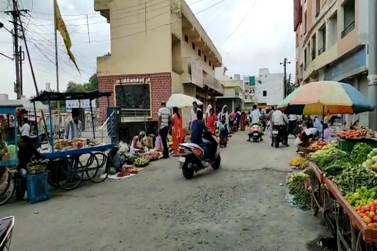 आरोग्यमंत्र्यांच्या जालन्यात कोविड प्रतिबंधक नियमांना केराची टोपली